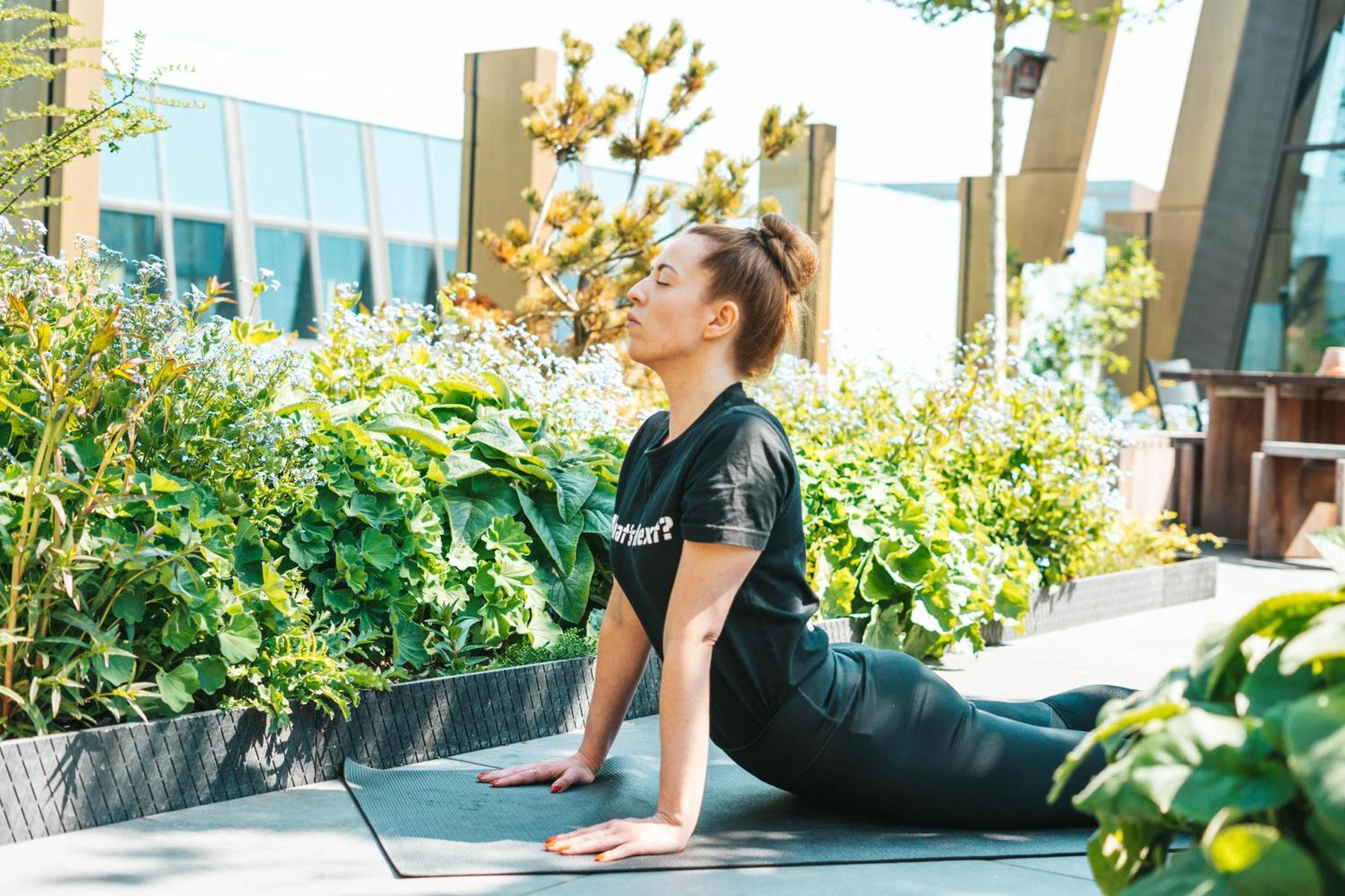 بيت شباب Next House كوبنهاجن المظهر الخارجي الصورة Yoga at the rooftop garden of the hotel